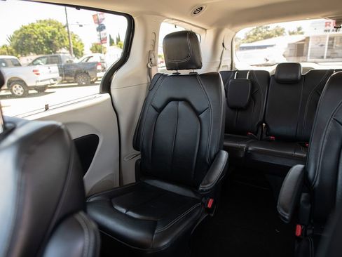 Used 2022 Chrysler Pacifica Touring-L image 29