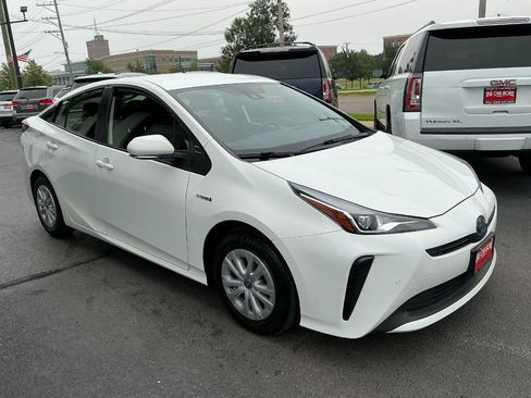 Used 2022 Toyota Prius LE FWD image 3