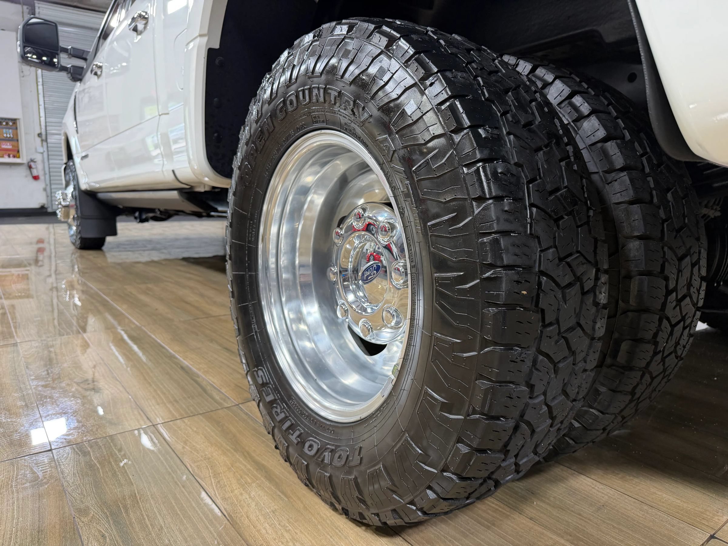 Used 2022 Ford F350 Platinum w/ FX4 Off-Road Package AWD/4WD image 11