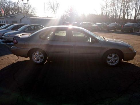 Used 2004 Ford Taurus SES image 4