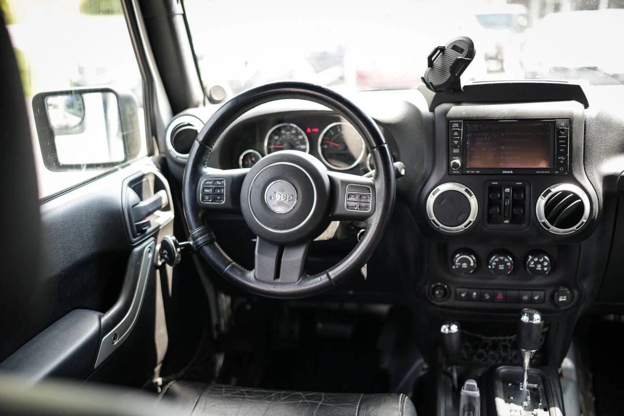 Used 2012 Jeep Wrangler Unlimited Rubicon w/ Dual Top Group AWD/4WD image 39