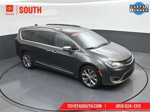 Used 2020 Chrysler Pacifica Limited image 40