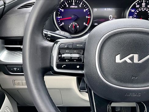 Used 2023 Kia Carnival LX image 23