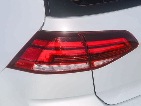Used 2018 Volkswagen GTI SE FWD image 27