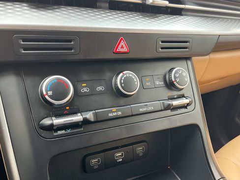 Certified 2024 Kia Carnival LX image 37