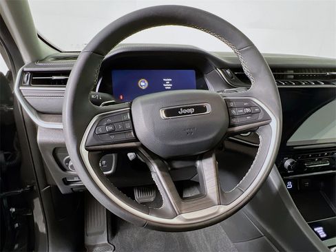 Used 2023 Jeep Grand Cherokee Limited w/ Luxury Tech Group II image 12