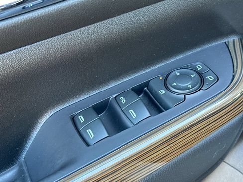 Used 2022 GMC Acadia SLE FWD image 11