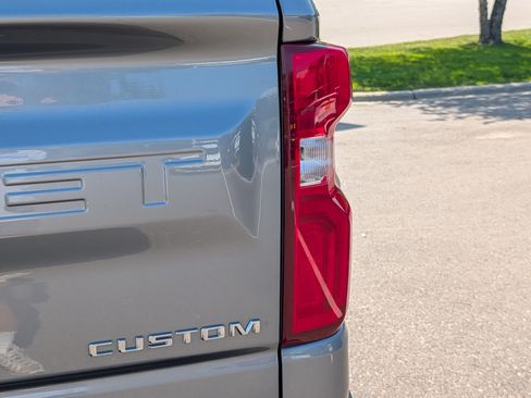 Used 2019 Chevrolet Silverado 1500 Custom w/ Custom Convenience Package AWD/4WD image 17