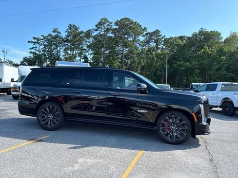 Used 2025 Cadillac Escalade ESV V AWD/4WD image 2