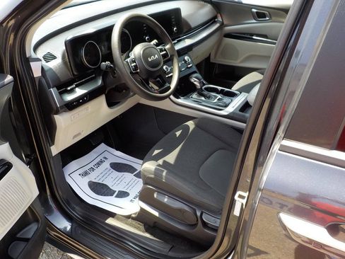 Used 2022 Kia Carnival LX FWD image 10