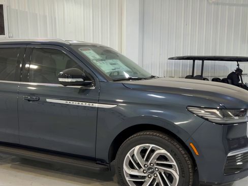 New 2026 Lincoln Navigator Premiere AWD/4WD image 3