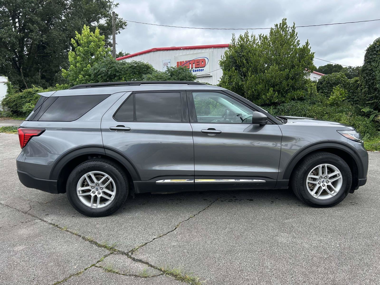 Used 2025 Ford Explorer Active w/ Active Comfort Package RWD image 2
