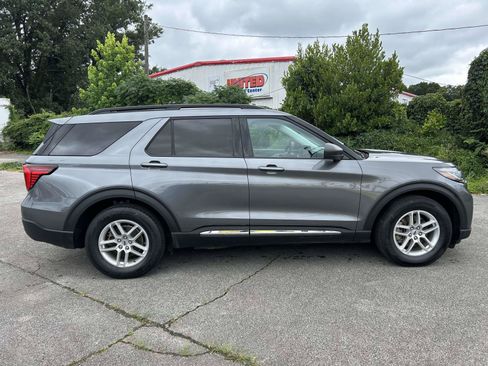 Used 2025 Ford Explorer Active w/ Active Comfort Package RWD image 2