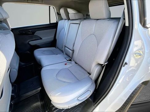 Used 2023 Toyota Highlander LE AWD/4WD image 21