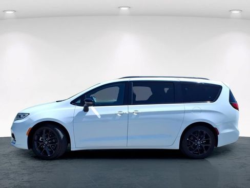 Used 2025 Chrysler Pacifica Limited FWD image 11