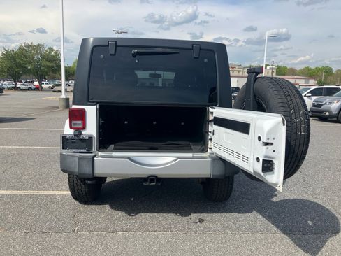 Used 2017 Jeep Wrangler Unlimited Sahara w/ Connectivity Group image 19