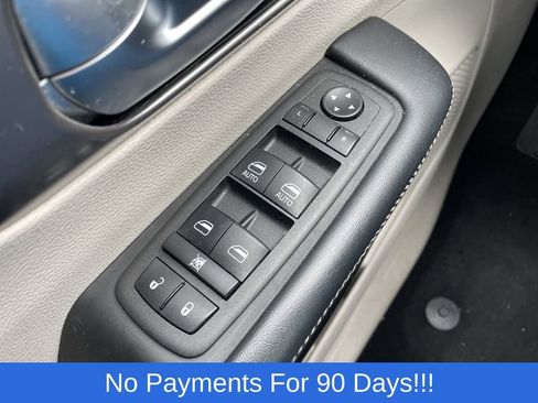 Used 2023 Chrysler Pacifica Touring-L FWD image 26