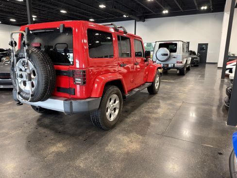 Used 2015 Jeep Wrangler Unlimited Sahara w/ Connectivity Group AWD/4WD image 3