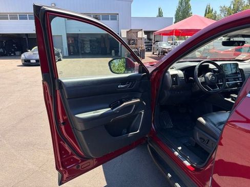 Used 2024 Nissan Pathfinder Platinum w/ Lighting Package (N93) AWD/4WD image 9
