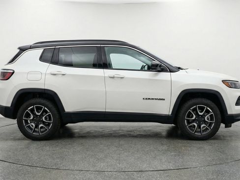 Used 2025 Jeep Compass Trailhawk AWD/4WD image 11