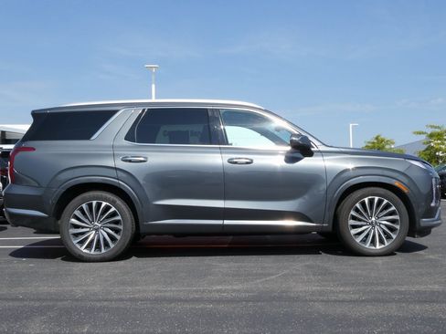 Used 2024 Hyundai Palisade Calligraphy image 2