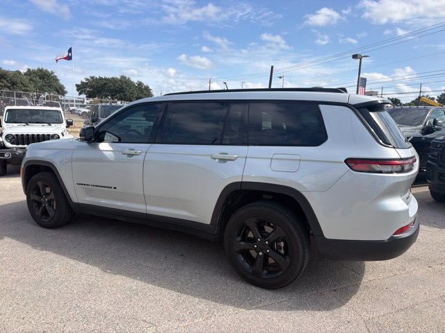Used 2023 Jeep Grand Cherokee L Limited w/ Black Appearance Package AWD/4WD image 4