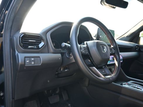 Used 2025 Honda Pilot TrailSport image 3