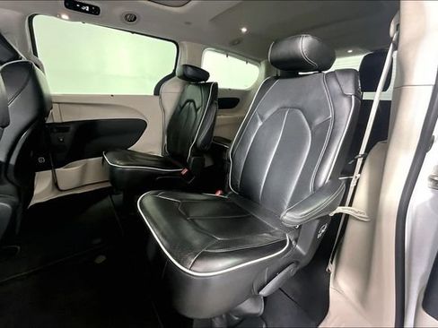 Used 2023 Chrysler Pacifica Limited FWD image 29