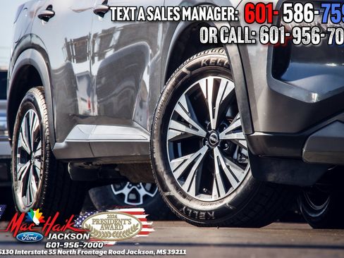 Used 2023 Nissan Rogue SV image 2