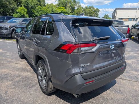 Used 2022 Toyota RAV4 XLE Premium AWD/4WD image 5