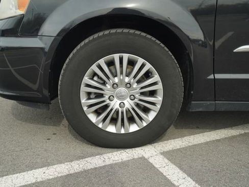 Used 2013 Chrysler Town & Country Touring-L w/ Driver Convenience Group image 11