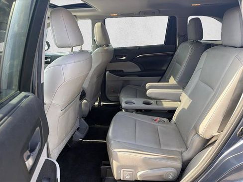 Used 2016 Toyota Highlander Limited FWD image 17