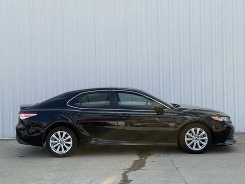 Used 2018 Toyota Camry LE image 3