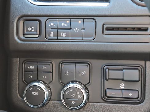 Used 2023 GMC Yukon SLT w/ SLT Premium Package image 31