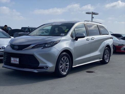 Certified 2024 Toyota Sienna XLE FWD image 6