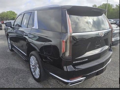 Used 2024 Cadillac Escalade Luxury image 2