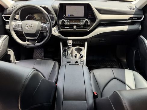 Certified 2024 Toyota Highlander XLE FWD image 11