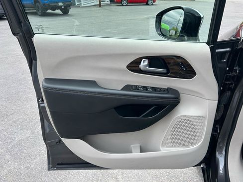 Used 2023 Chrysler Pacifica Limited FWD image 16