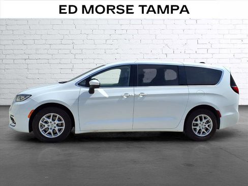 Used 2023 Chrysler Pacifica Touring-L FWD image 2