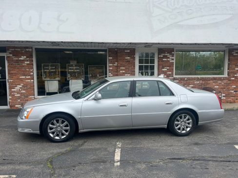 Used 2009 Cadillac DTS w/ Trunk Convenience Package FWD image 2