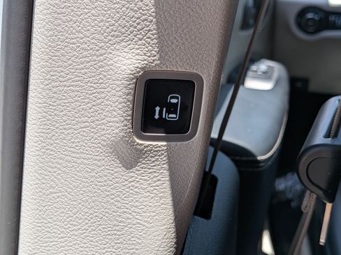 Used 2023 Chrysler Pacifica Touring-L FWD image 23