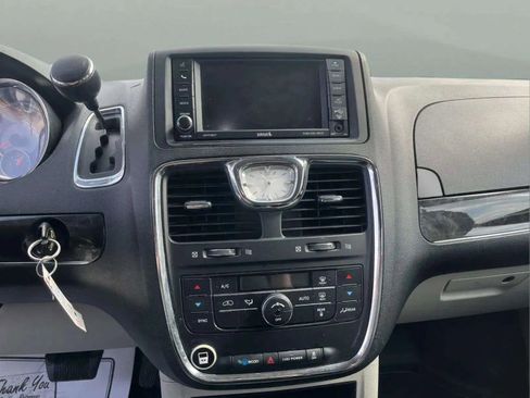 Used 2014 Chrysler Town & Country Touring image 14