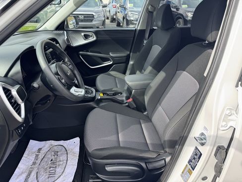 Used 2025 Kia Soul LX image 18
