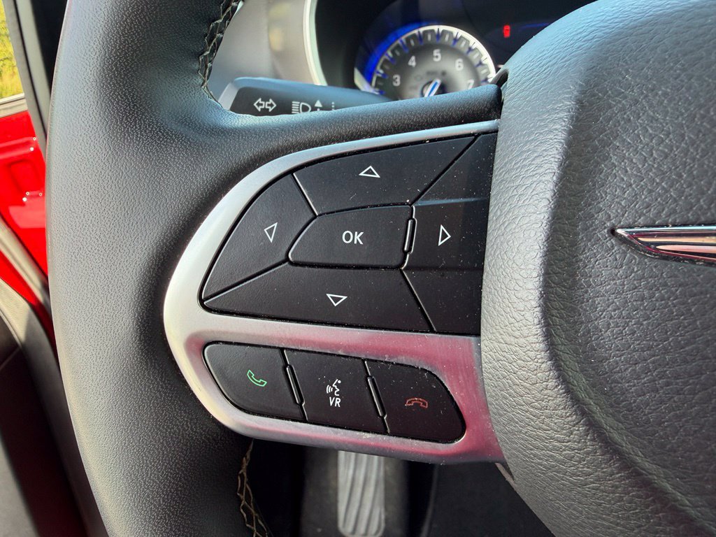 Used 2025 Chrysler Pacifica Select FWD image 10