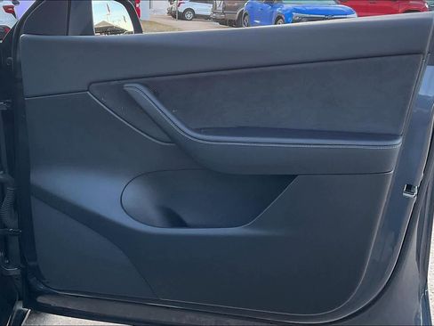 Used 2022 Tesla Model Y Long Range image 22