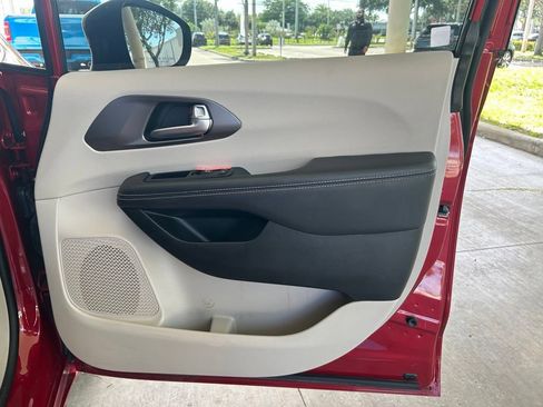 Used 2024 Chrysler Pacifica Touring-L FWD image 24