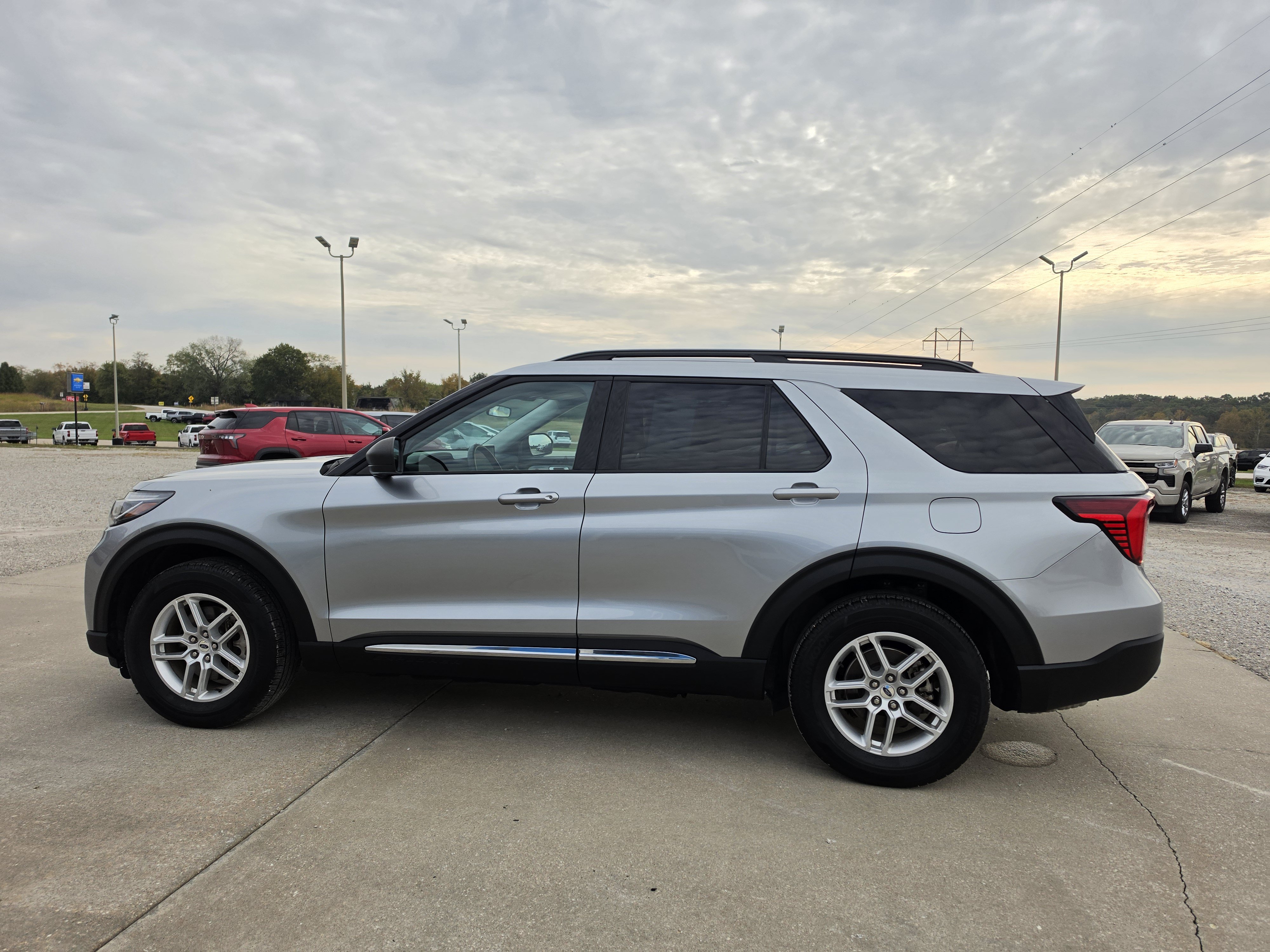 Used 2025 Ford Explorer Active AWD/4WD image 6