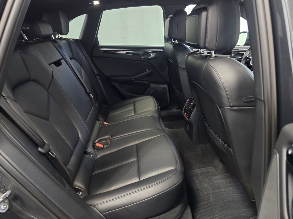 Certified 2025 Porsche Macan AWD/4WD image 24