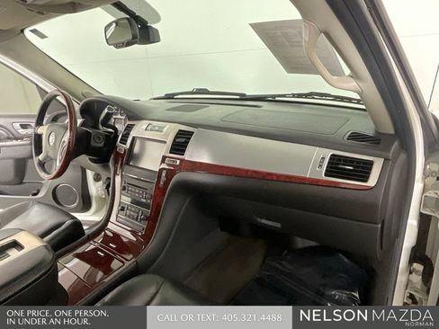 Used 2011 Cadillac Escalade EXT Luxury AWD/4WD image 30