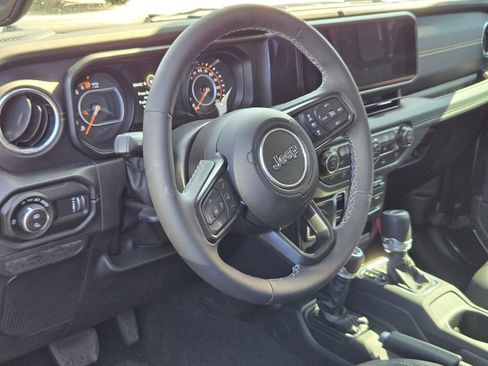 Used 2025 Jeep Gladiator Sport AWD/4WD image 6